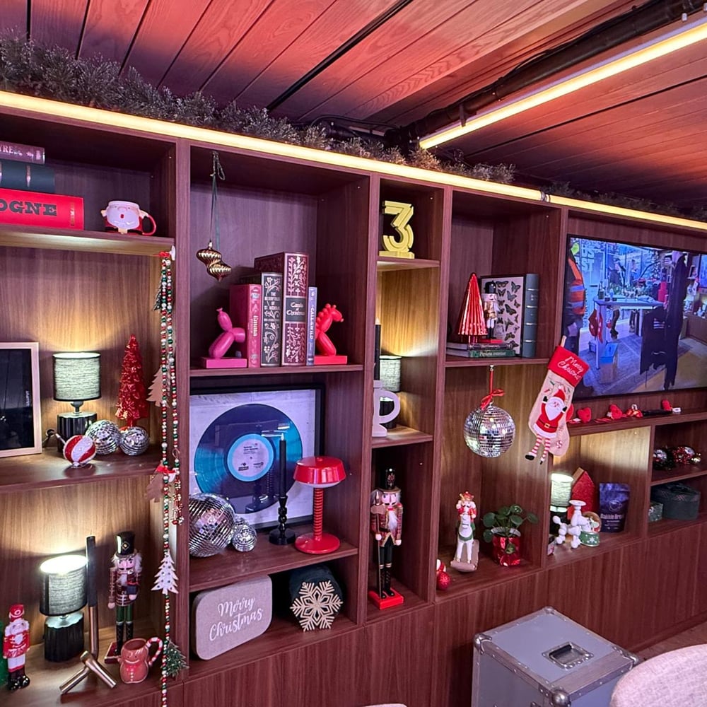 Shelvy wandkast met accessoires