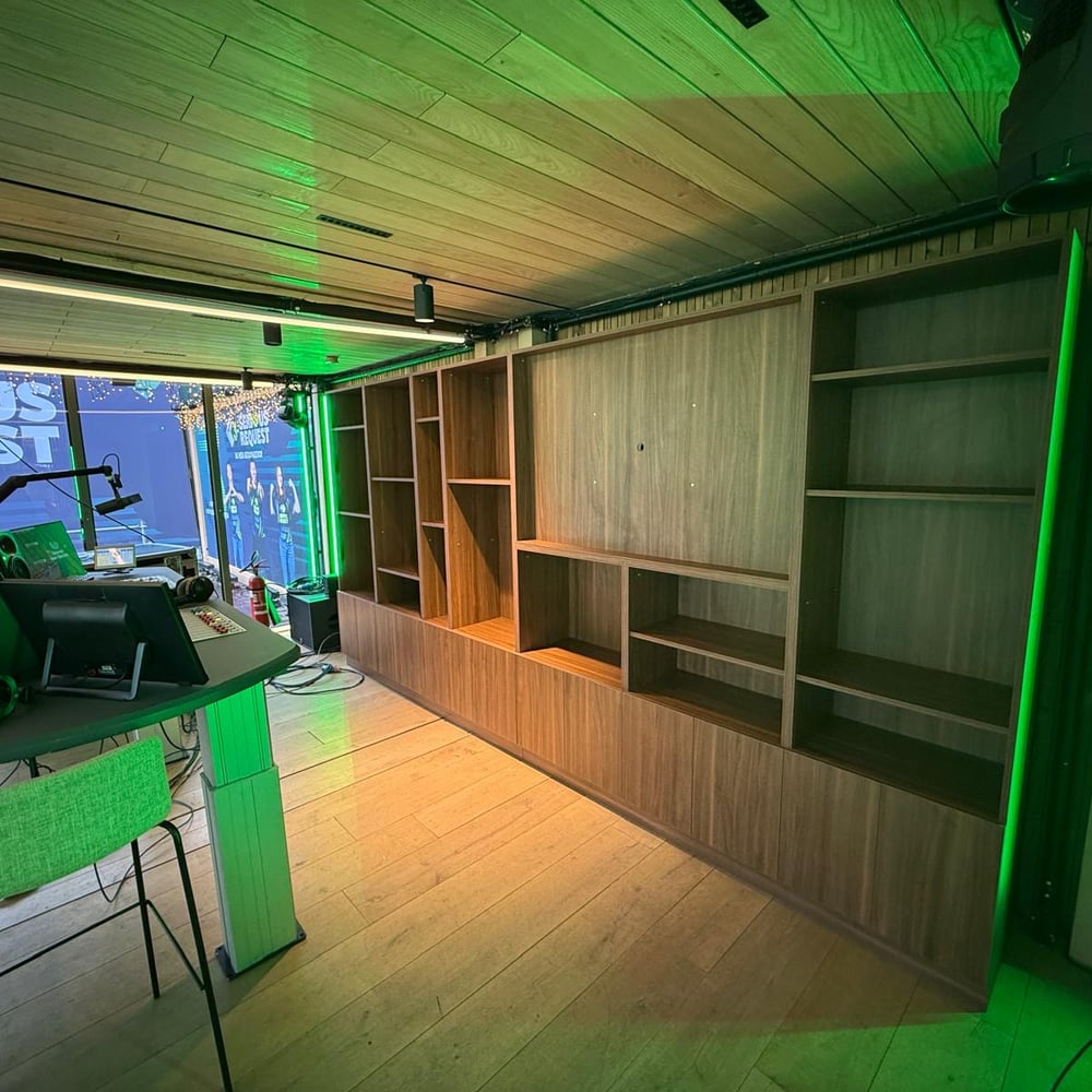 TV-nis in Shelvy kast