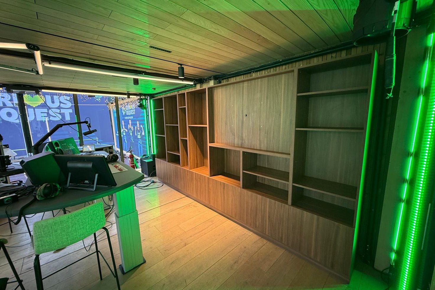 Meuble installé, prêt à être décoré