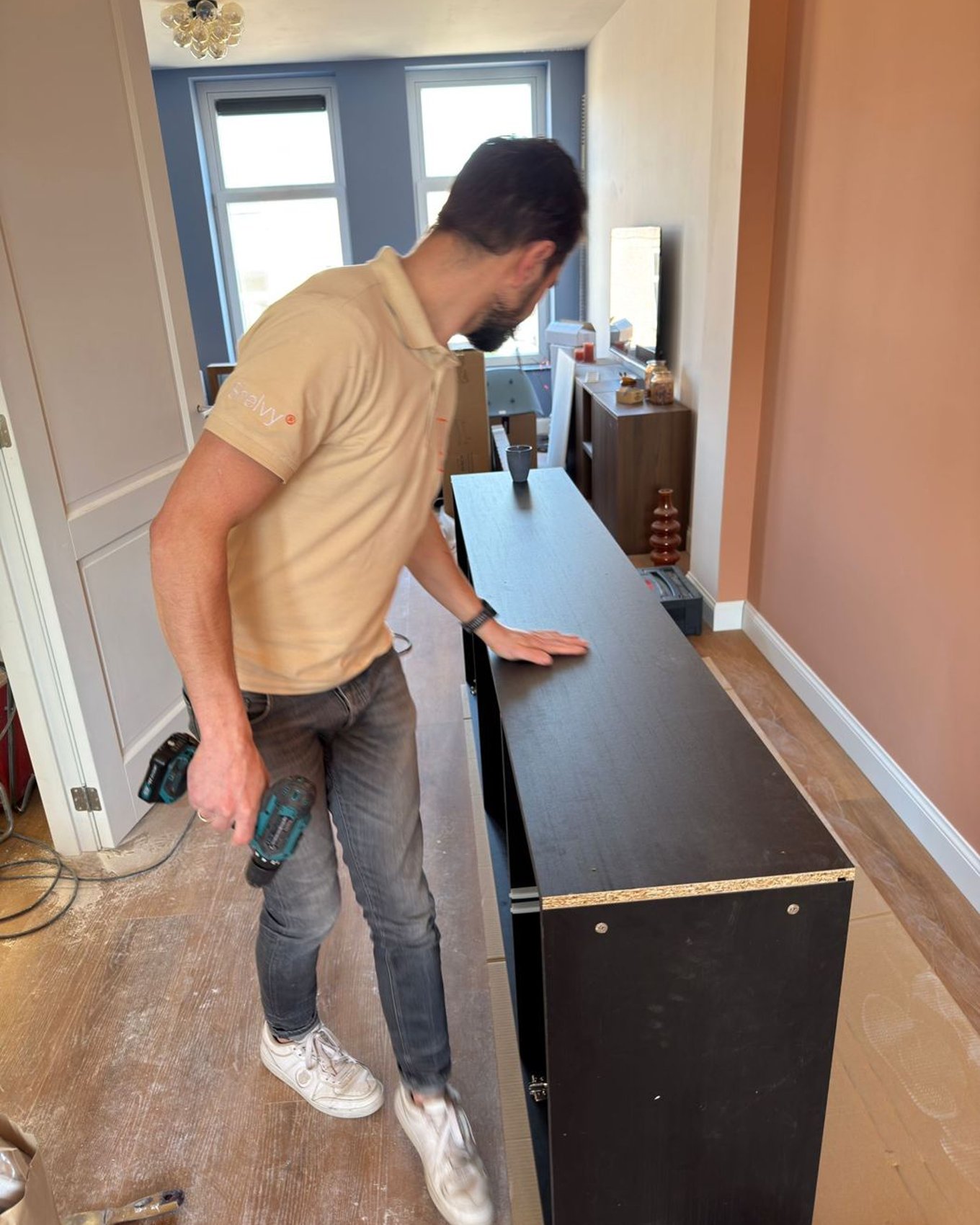 Monteur van Shelvy zet een module van de kastwand in elkaar