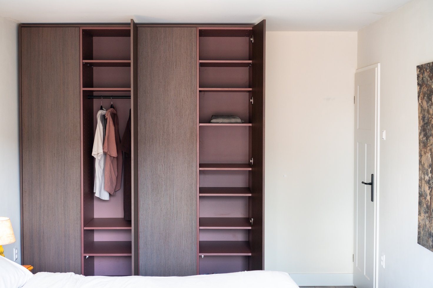 Armoire sur mesure aux portes ouvertes dans une chambre