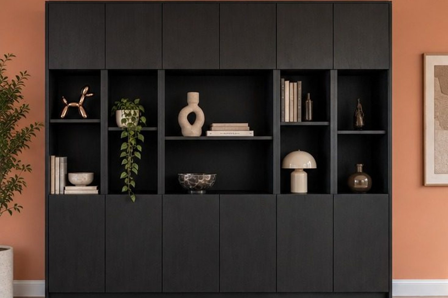 De afgewerkte wandkast recht van voren, gestyled met accessoires