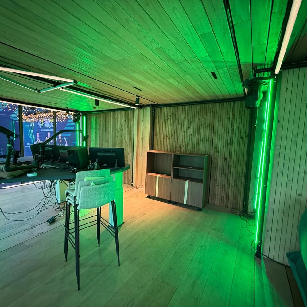 Studio-interieur met houten kast