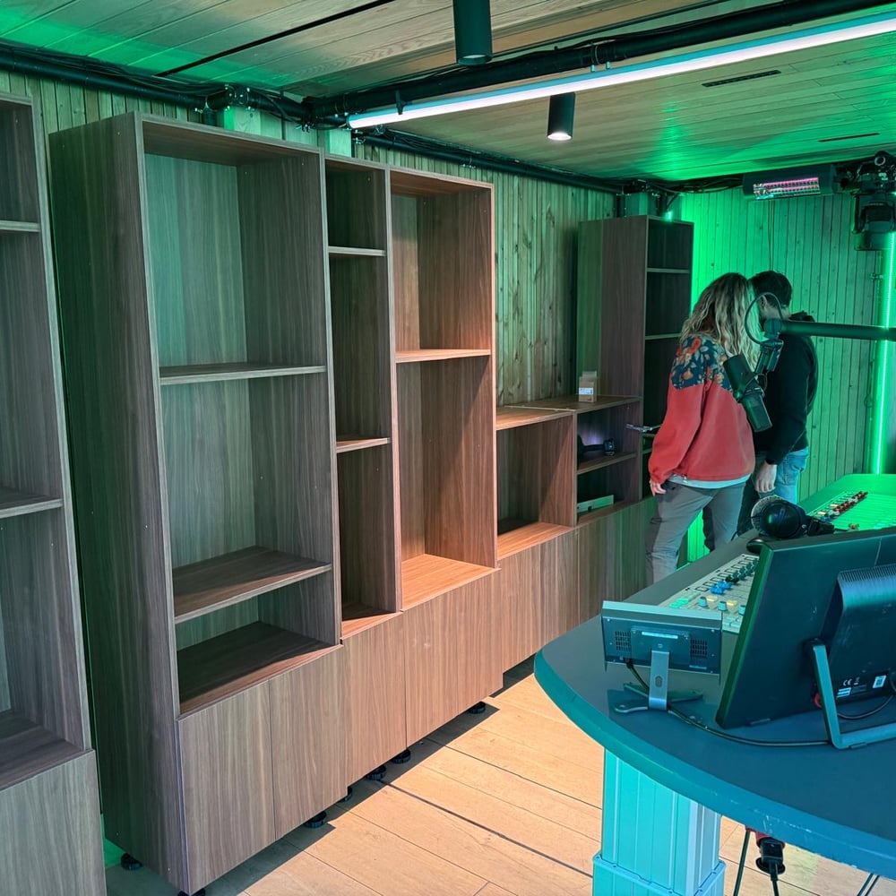 Shelvy wandkast tijdens montage